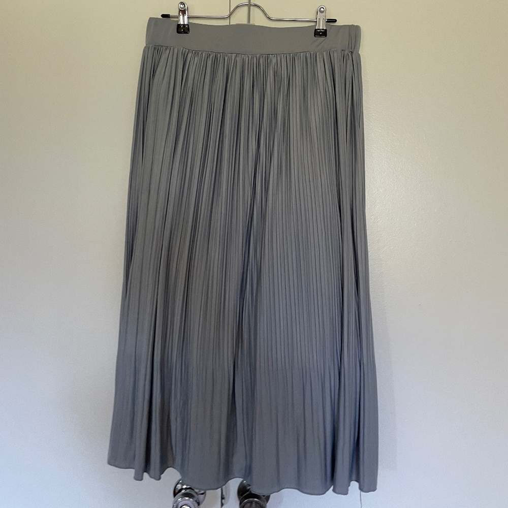 Metro Wear Silver-Gray Pleated Maxi Skirt - Picture 3 of 16
